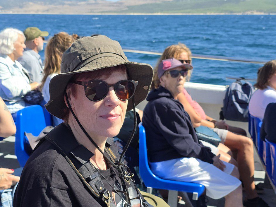 Karin op boot bij orka's